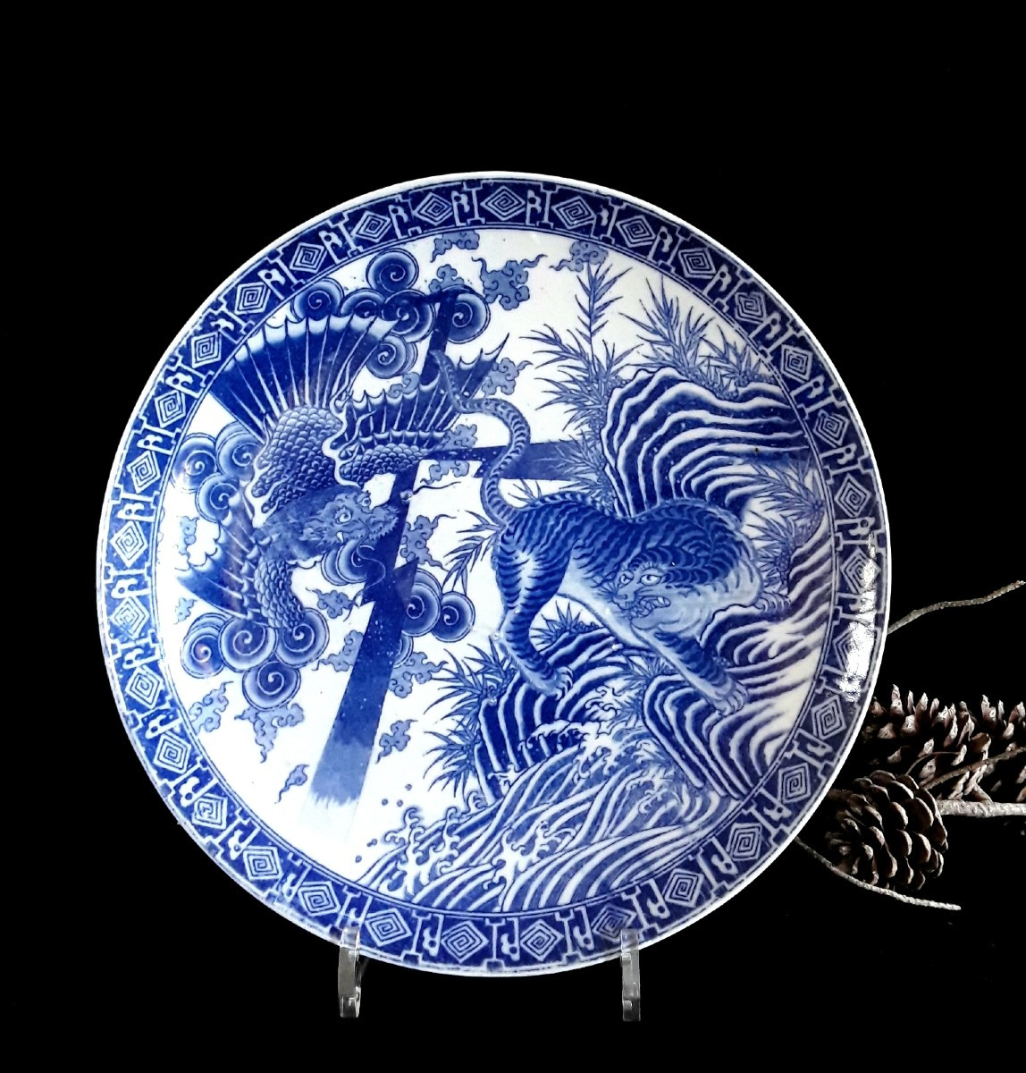Plat en porcelaine du Japon d'époque XIX ème. 