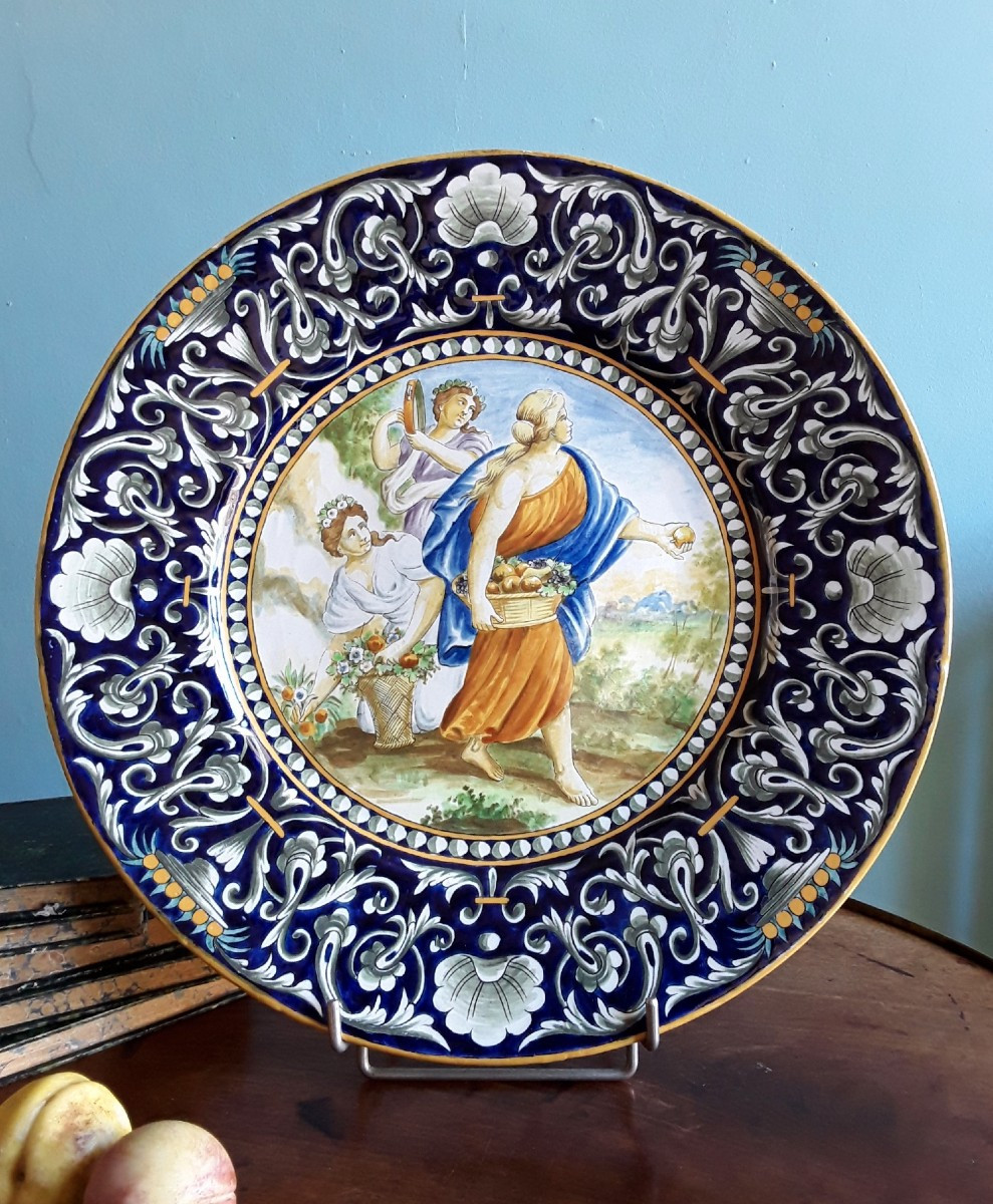 Plat en céramique XIX ème. Style Renaissance.