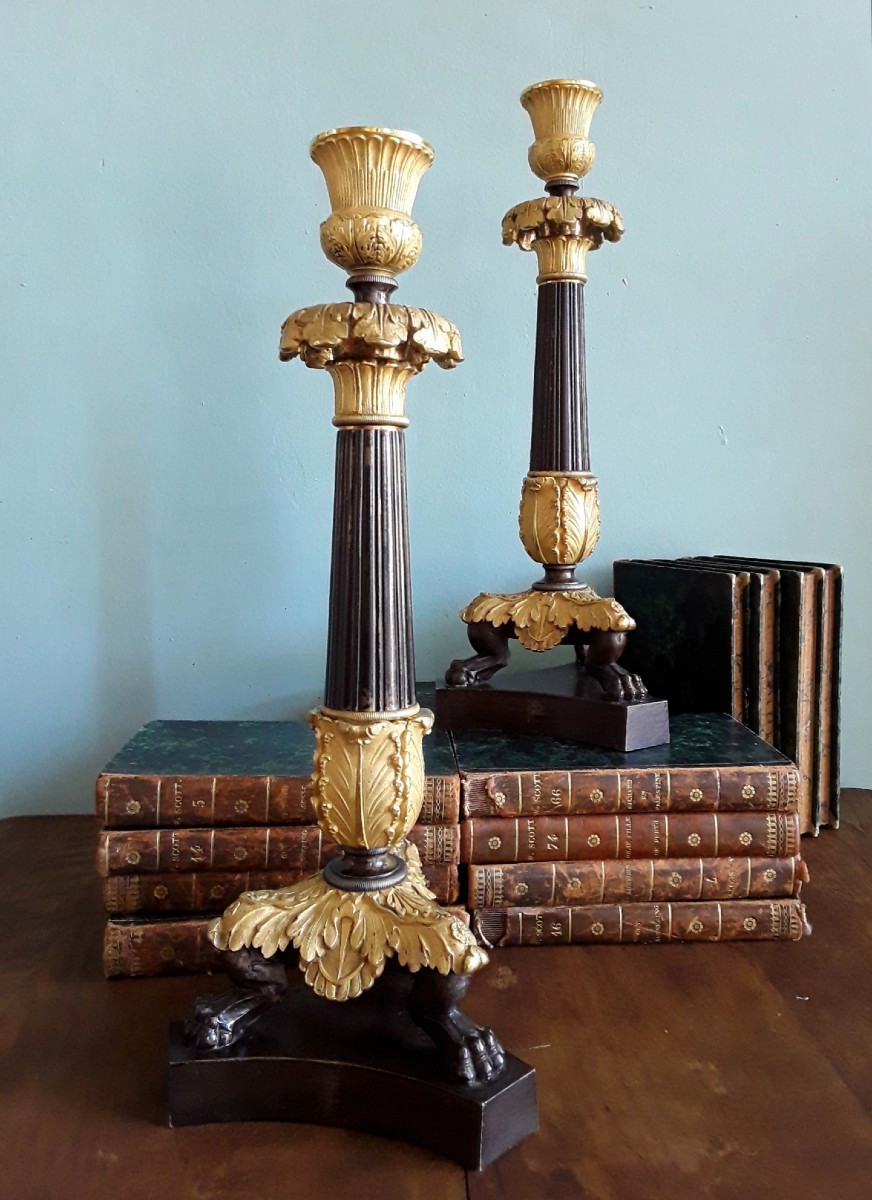 Paire de bougeoirs en bronze. Début du XIX ème.