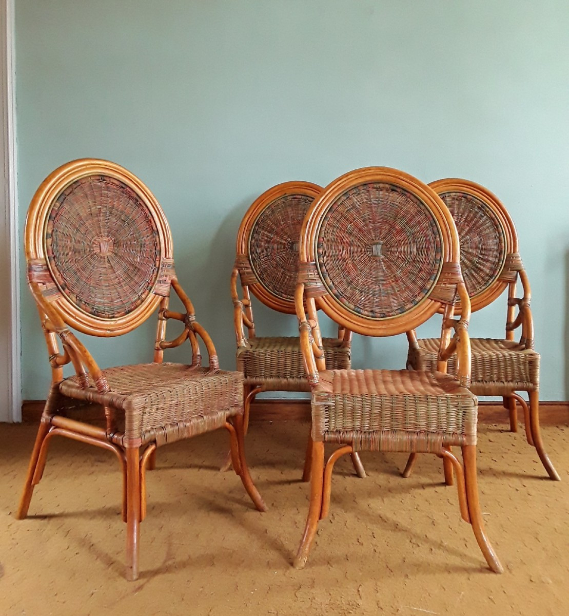 Suite de quatre chaises en rotin et bambou polychrome. (H 112 cm)