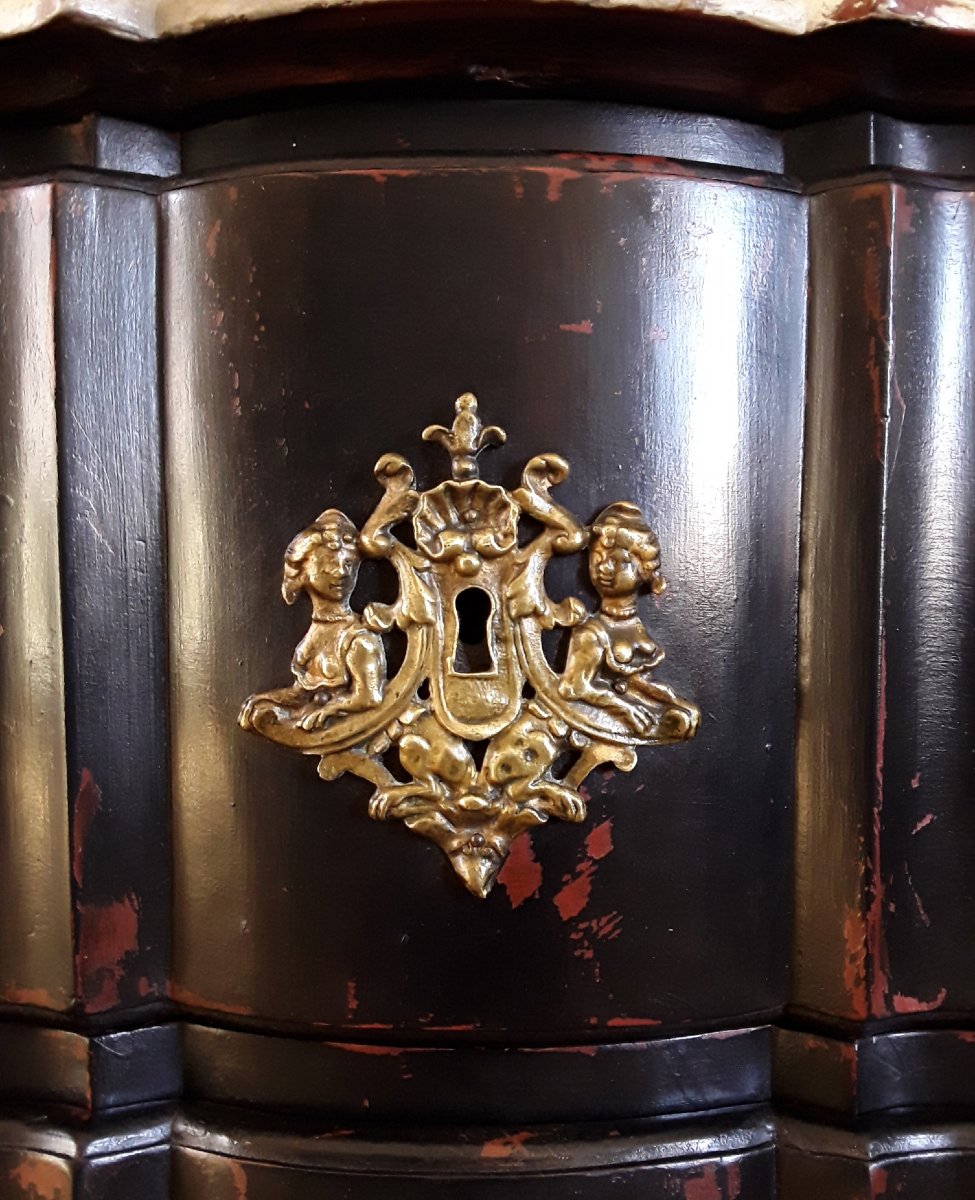 Importante commode en bois laqué de style Louis XV. -photo-4
