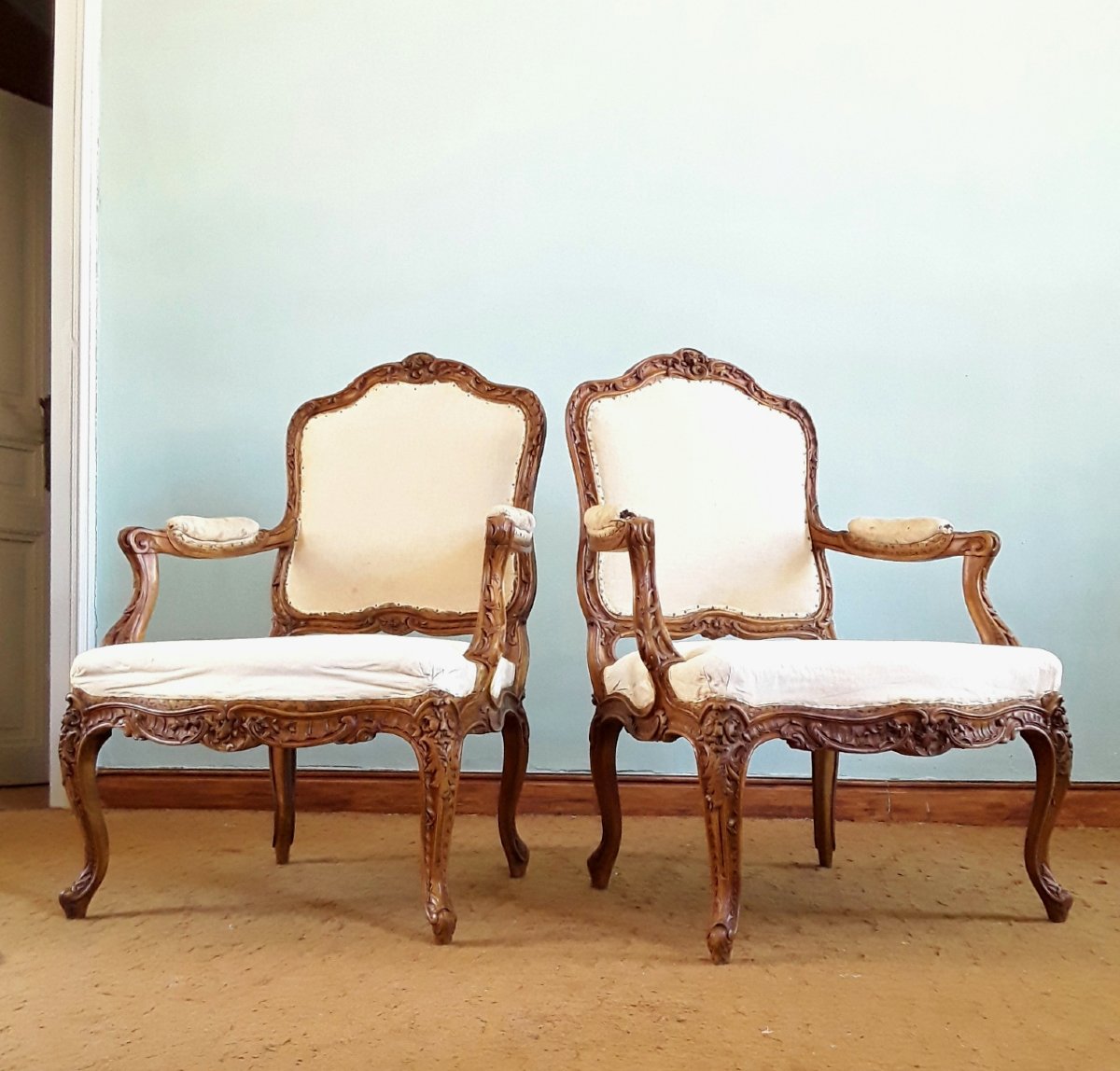 Importante paire de fauteuils à dossier à la reine. 