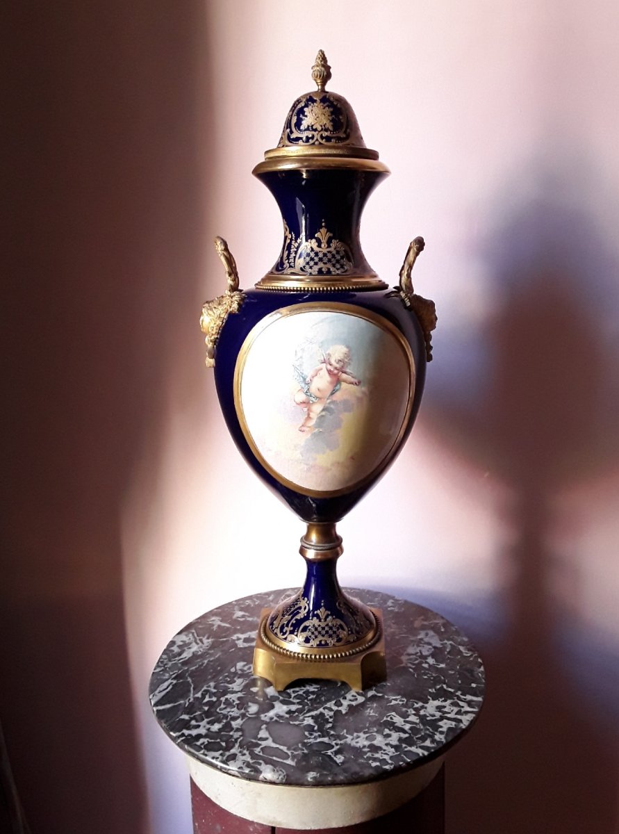 Grand vase en porcelaine et bronze doré. H 72 cm.-photo-2