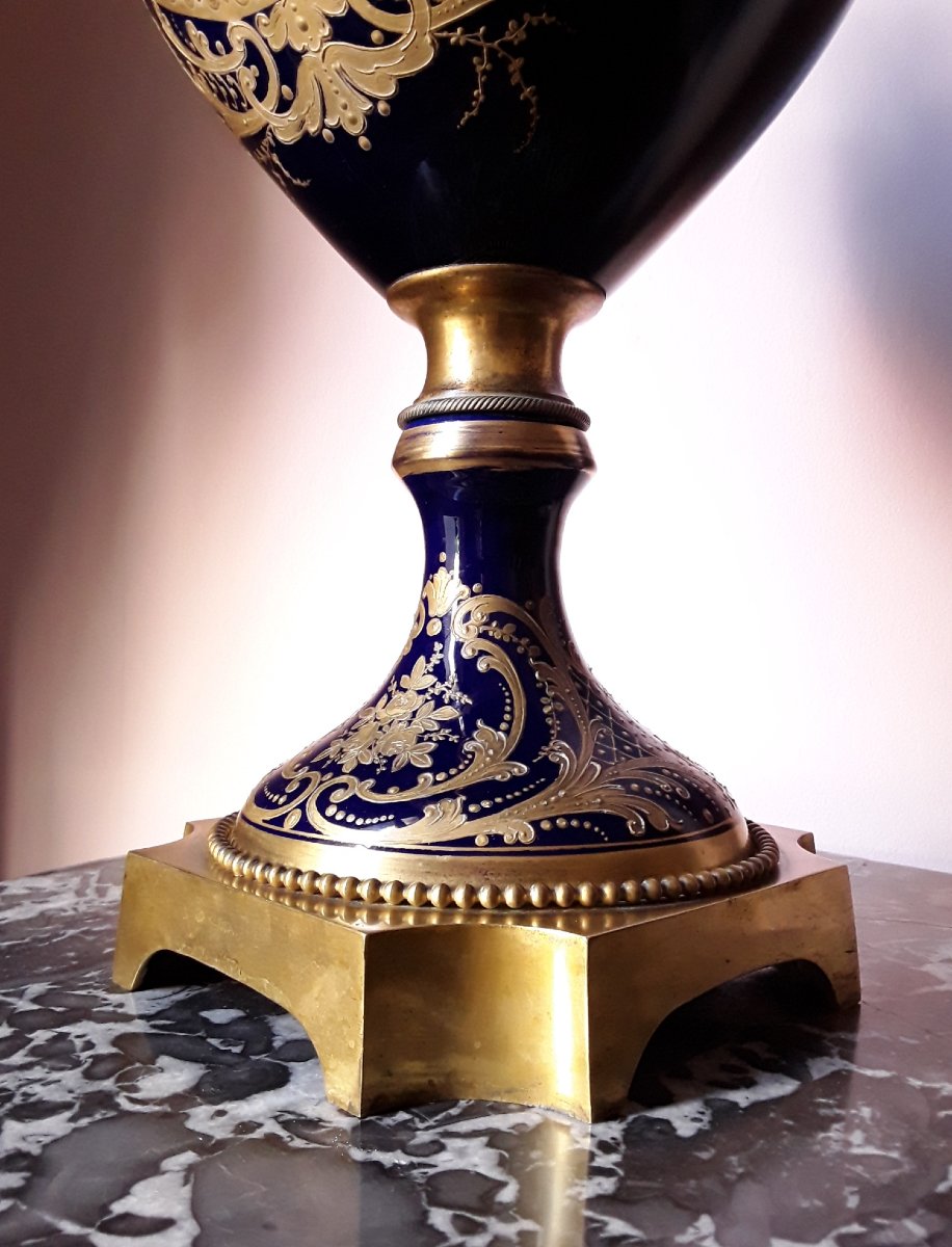 Grand vase en porcelaine et bronze doré. H 72 cm.-photo-3