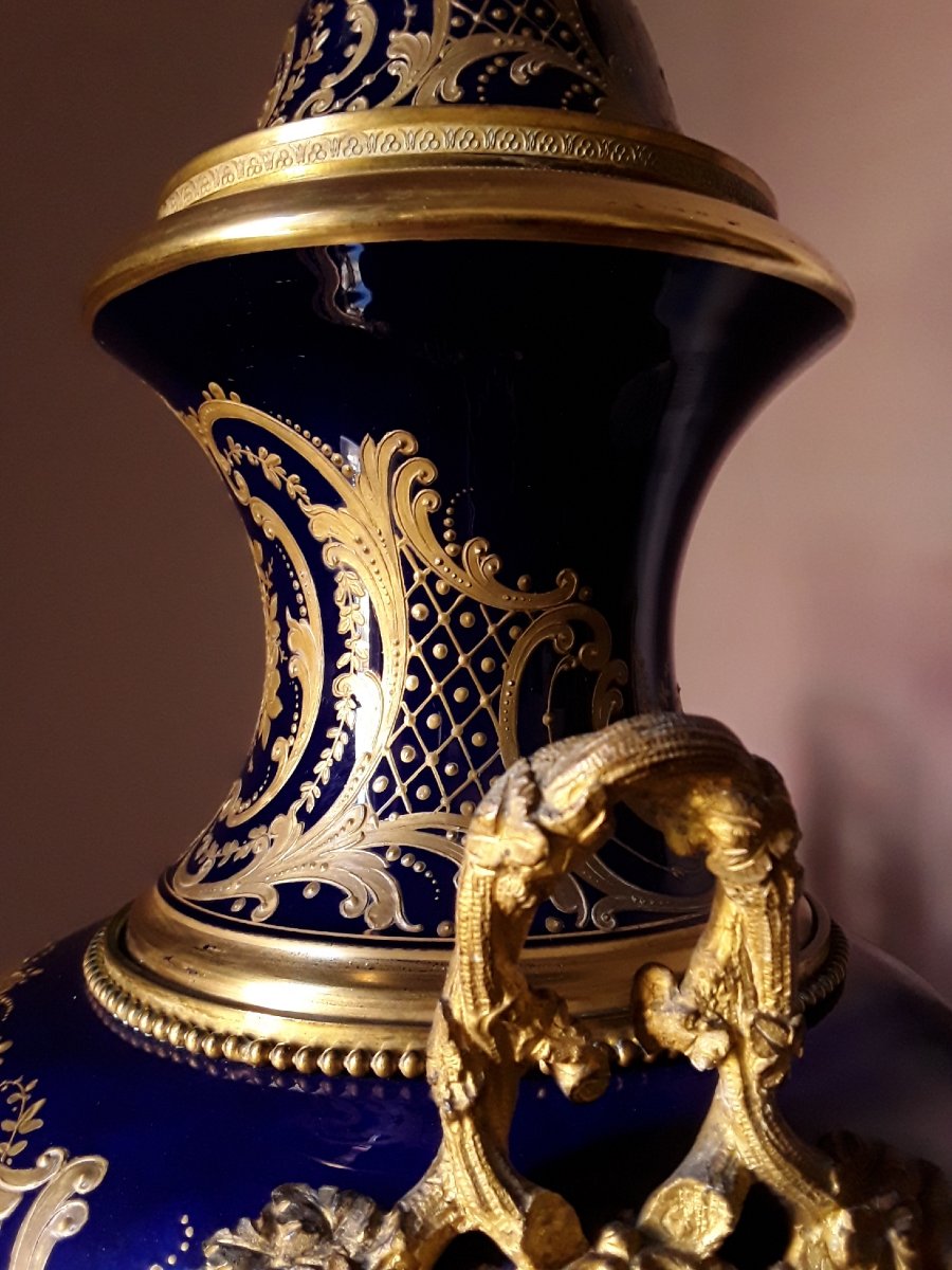 Grand vase en porcelaine et bronze doré. H 72 cm.-photo-4
