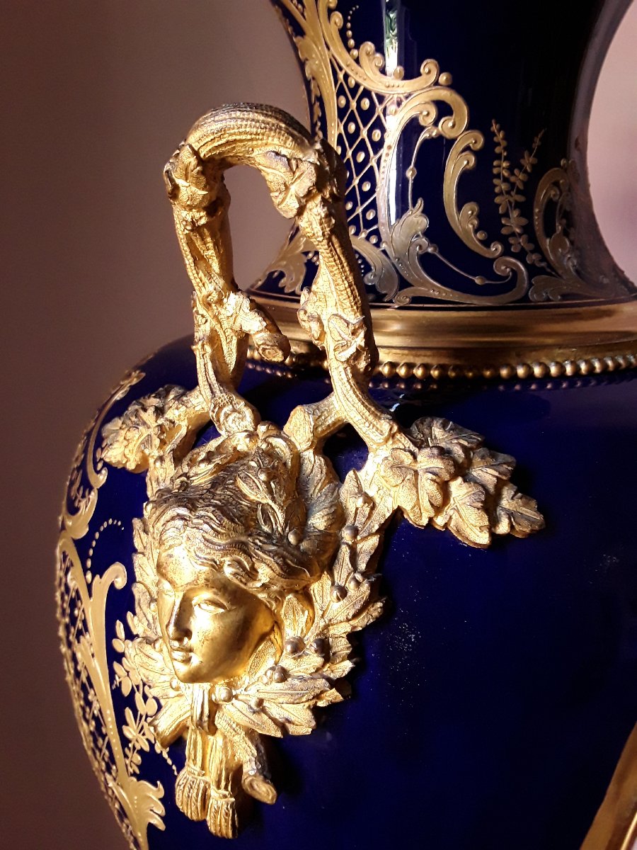 Grand vase en porcelaine et bronze doré. H 72 cm.