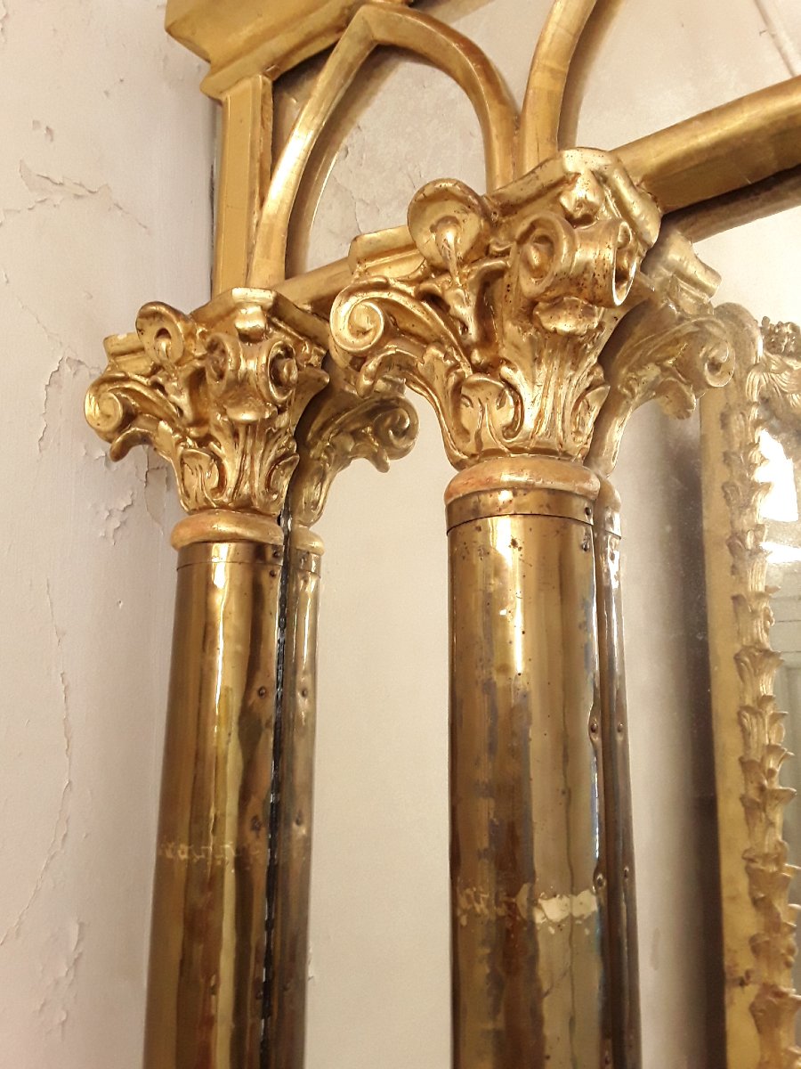 Important miroir en bois doré et colonnes métalliques .-photo-2