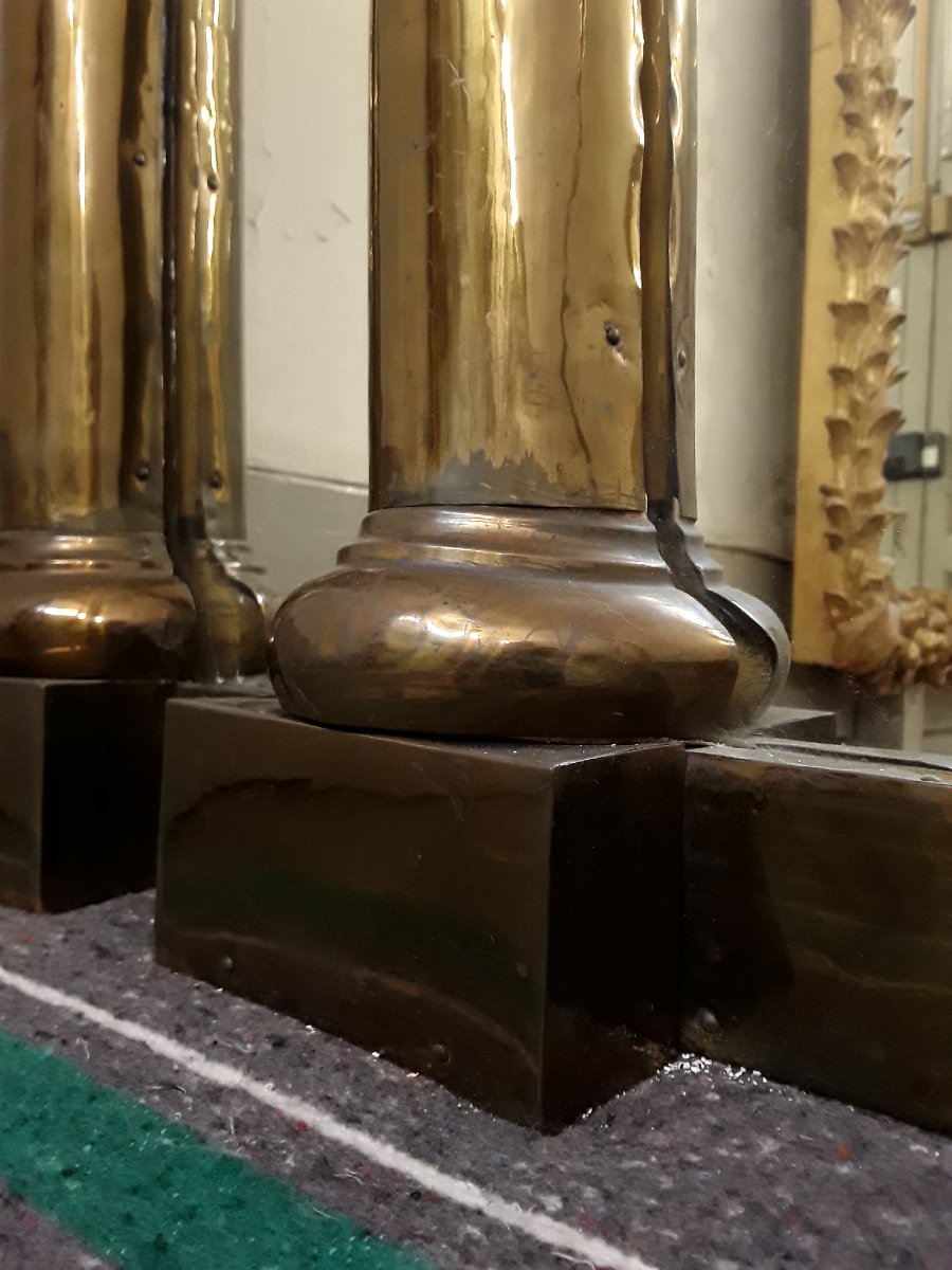 Important miroir en bois doré et colonnes métalliques .-photo-1