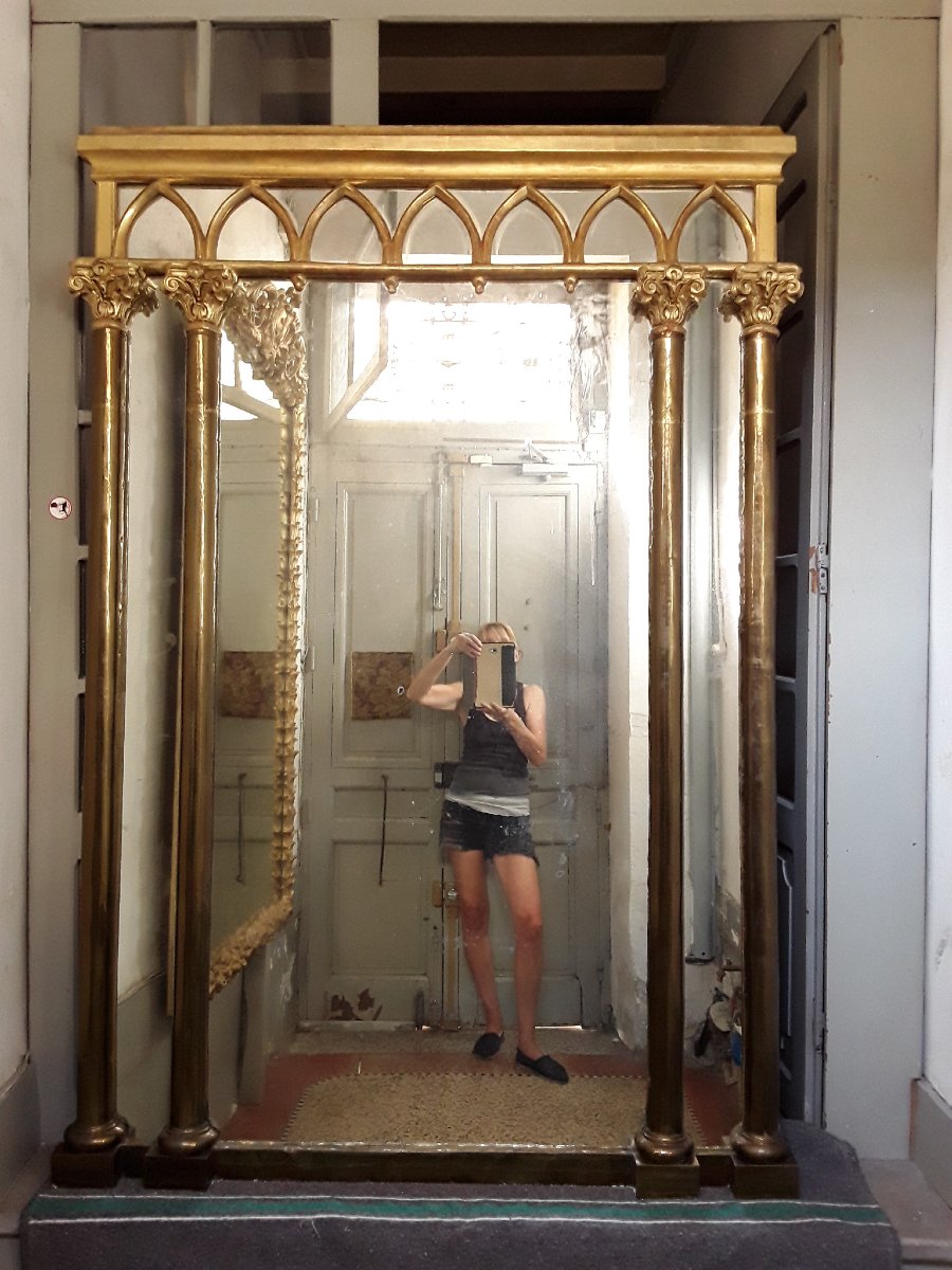 Important miroir en bois doré et colonnes métalliques .-photo-2