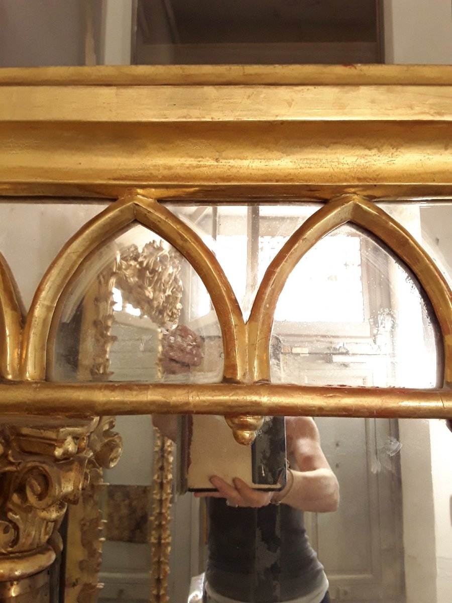 Important miroir en bois doré et colonnes métalliques .-photo-4