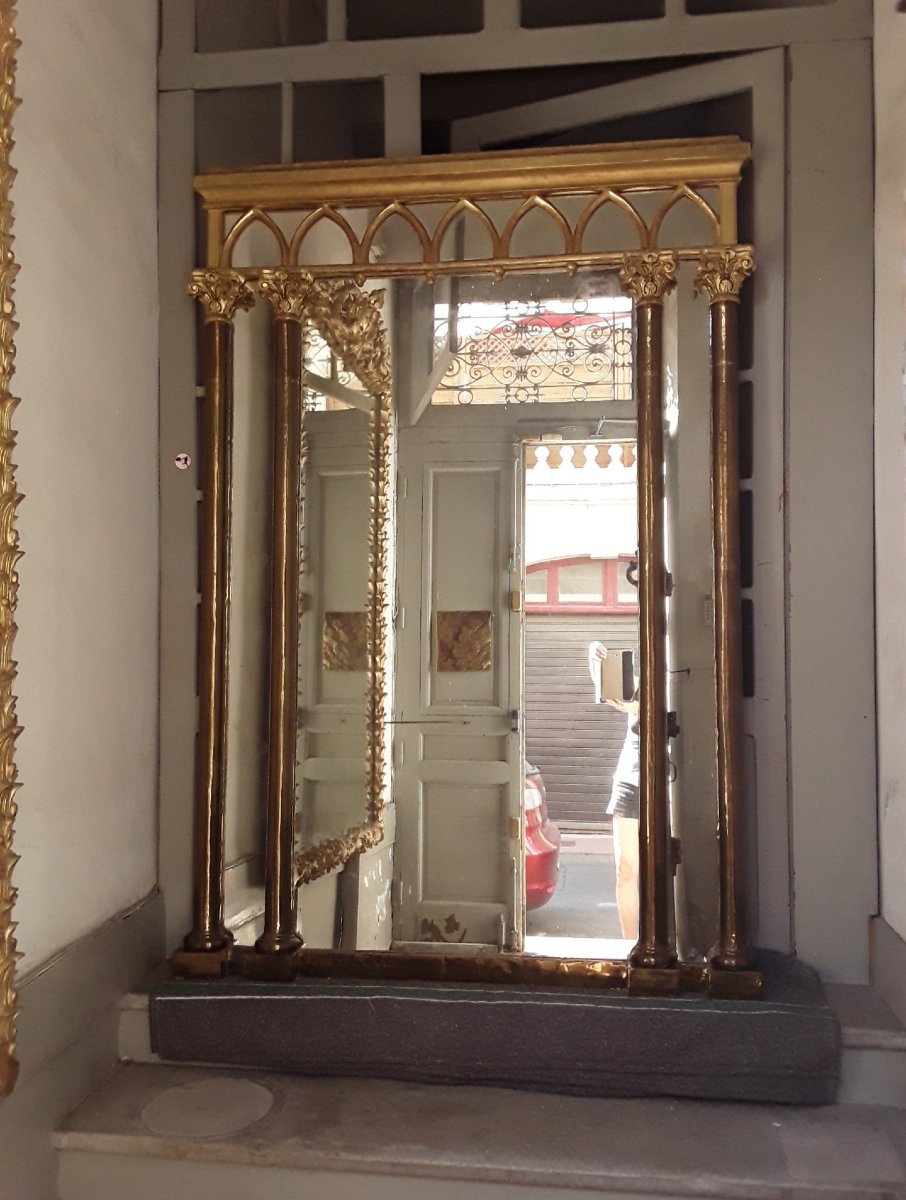 Important miroir en bois doré et colonnes métalliques .-photo-5