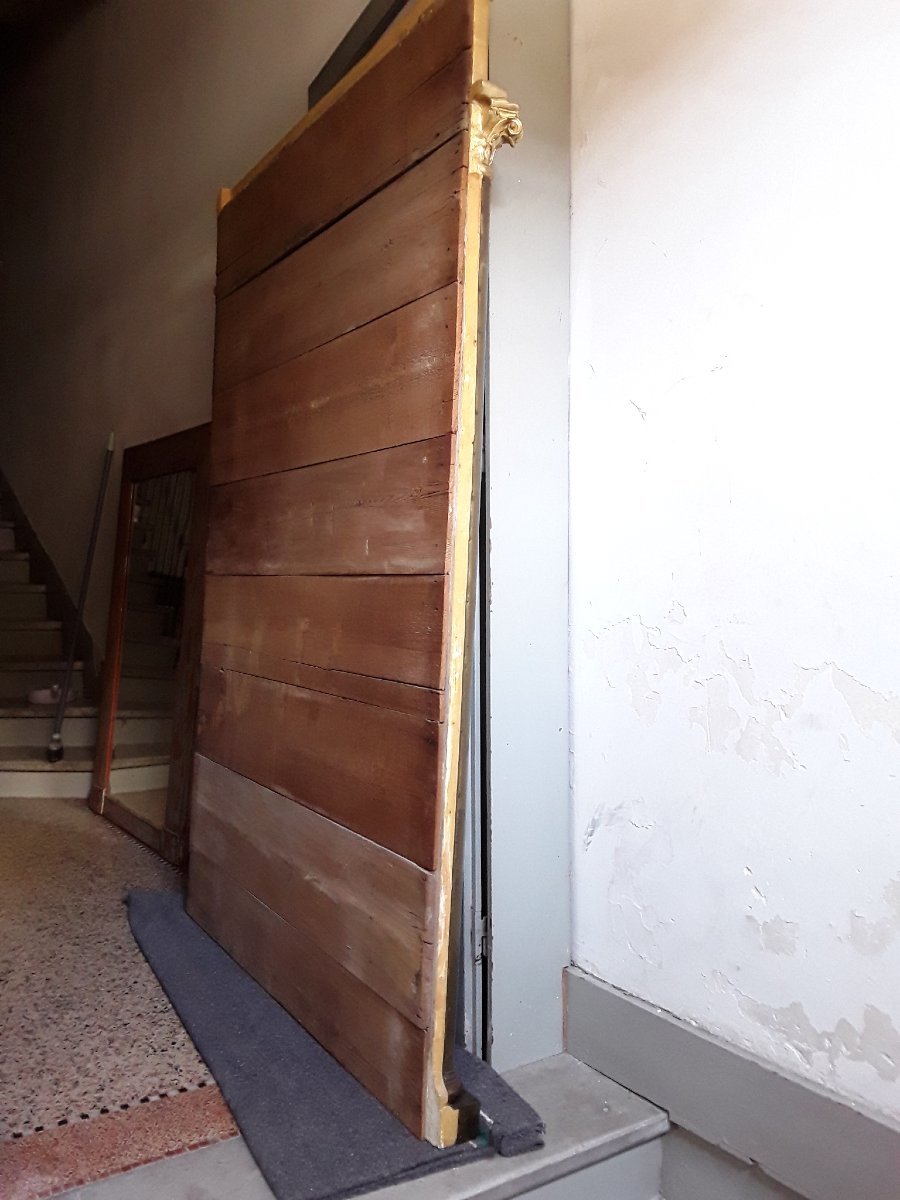 Important miroir en bois doré et colonnes métalliques .-photo-8