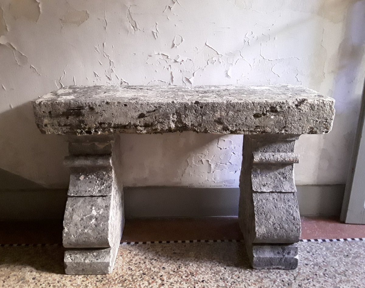 Petit banc en pierre. Époque début XIX ème.-photo-2