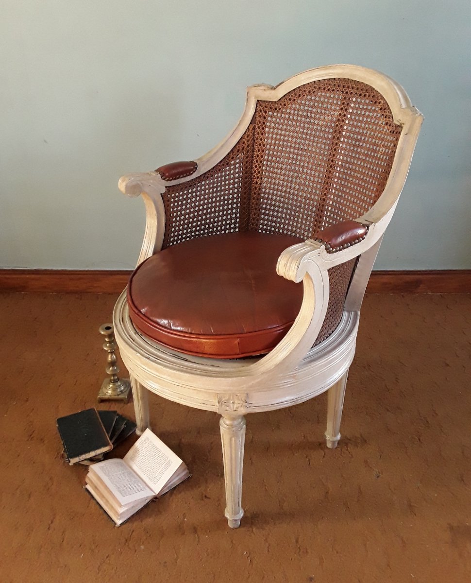 Important fauteuil de bureau à assise tournante.