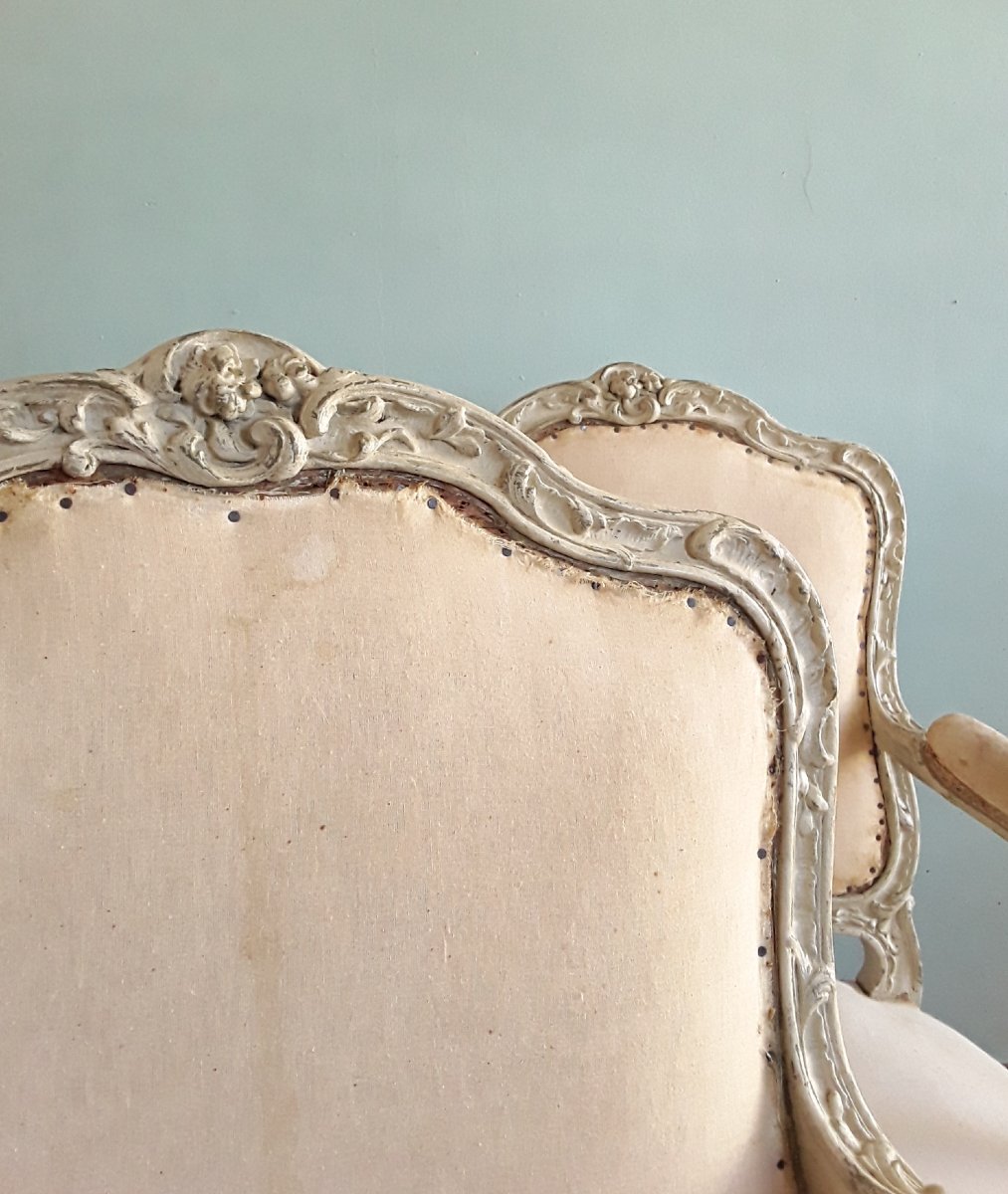 Importante paire de fauteuils laqué à dossier à la reine. -photo-1