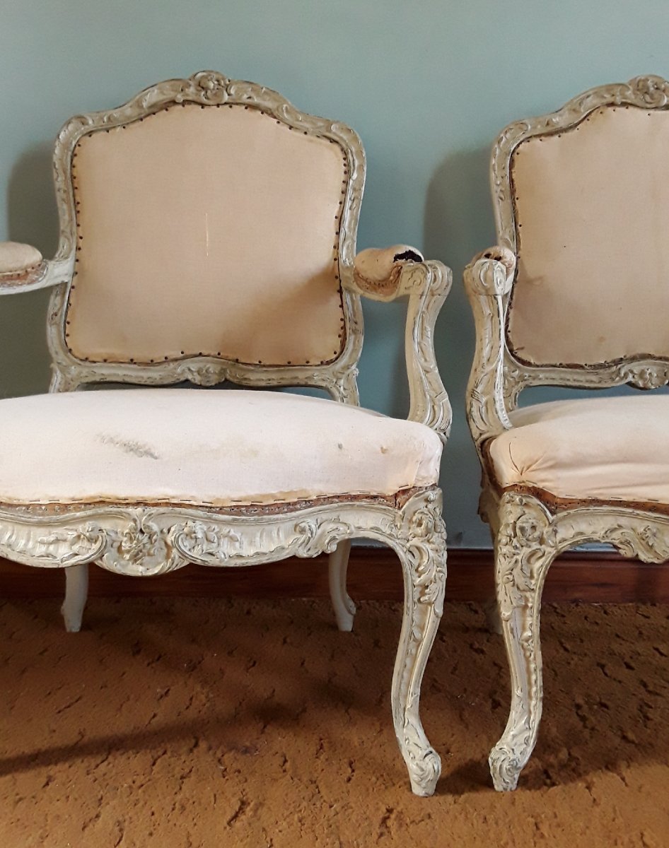Importante paire de fauteuils laqué à dossier à la reine. -photo-5