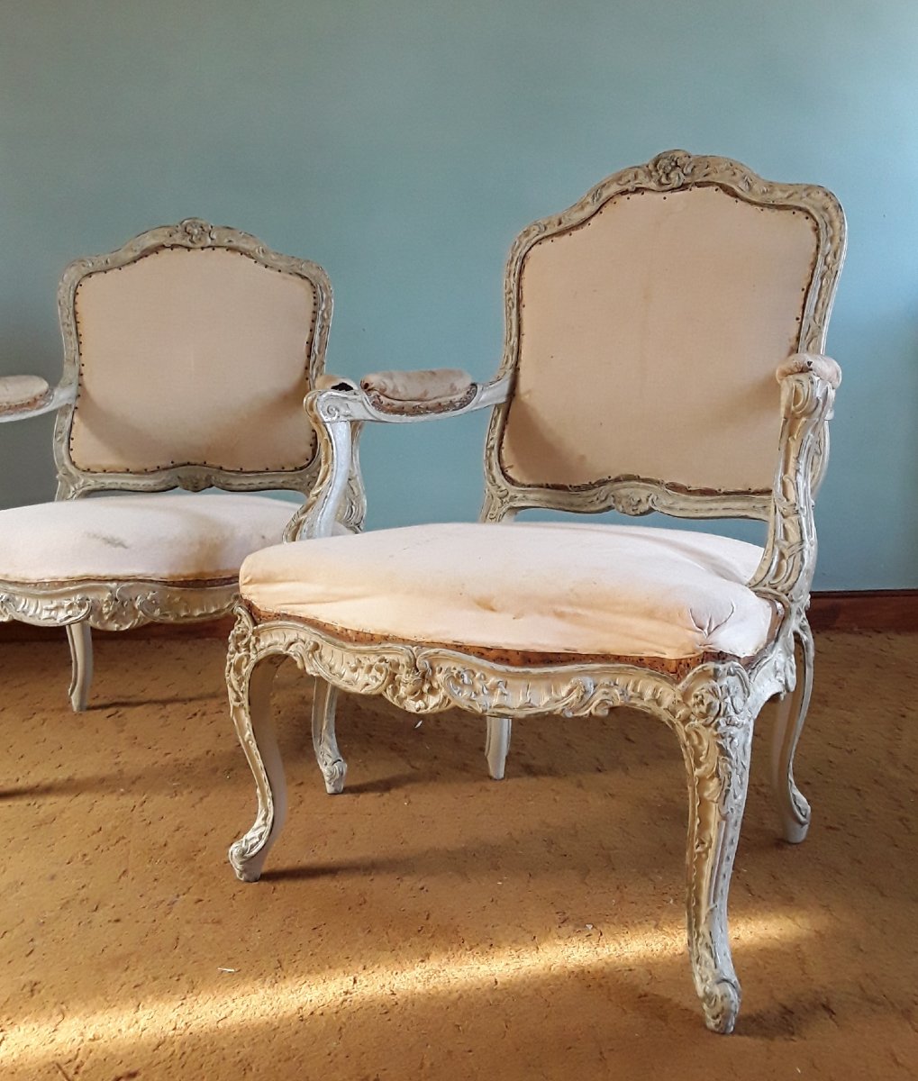 Importante paire de fauteuils laqué à dossier à la reine. 