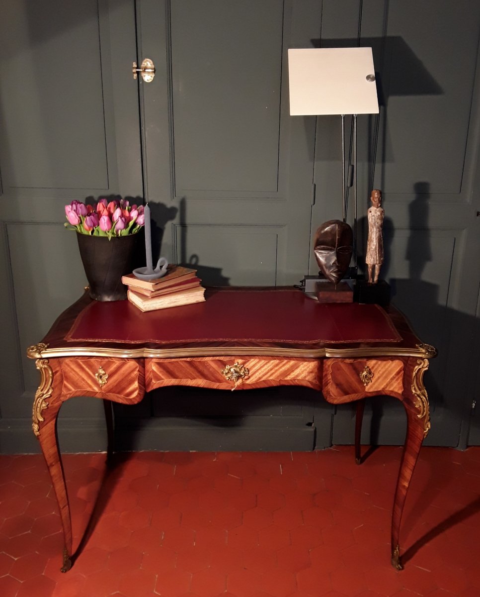 Bureau Plat En Marqueterie De Style Louis XV. 