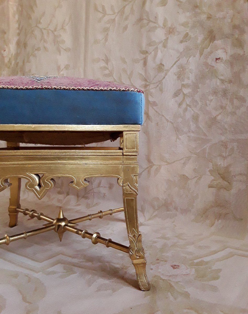 Grand Tabouret En Bois Doré. -photo-1