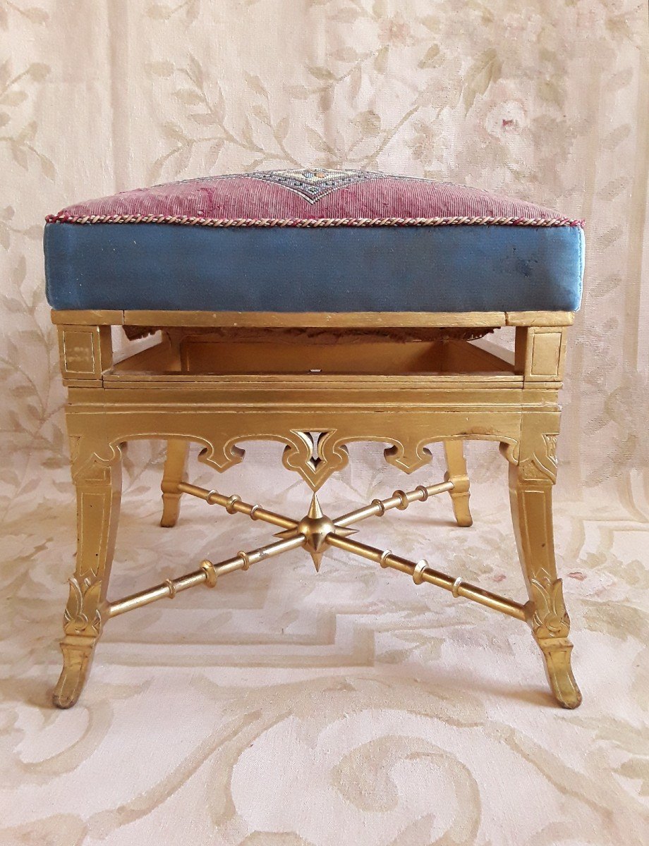 Grand Tabouret En Bois Doré. 