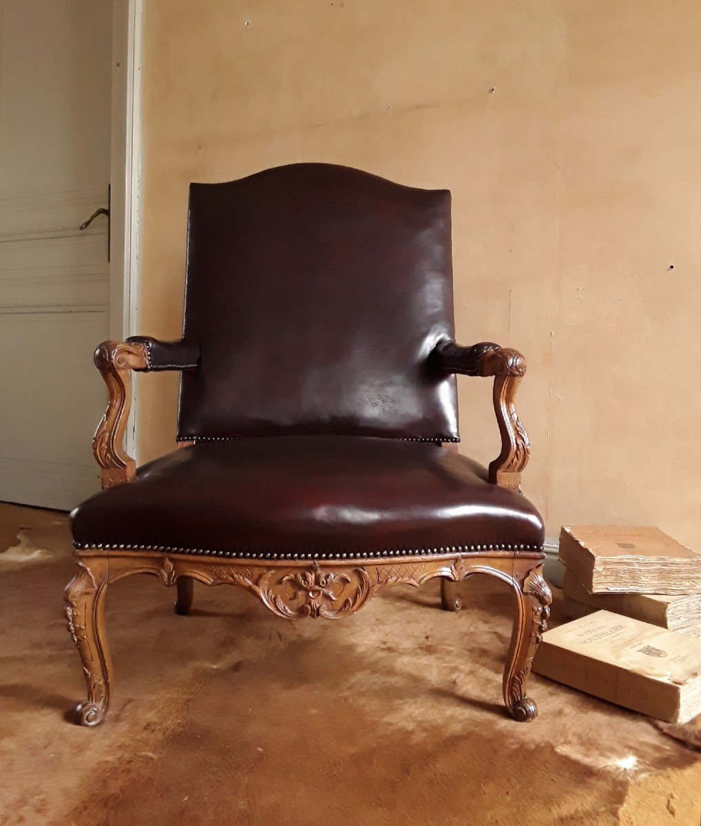 Large Fauteuil  "coin de feu" d'époque Régence. 