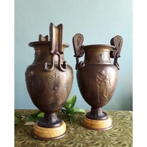 Paire de vases en bronze de style Antique. 