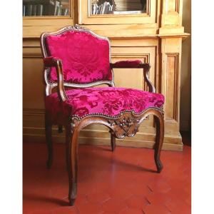 Fauteuil à dossier plat circa 1730 - 1740.