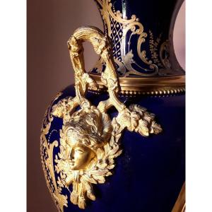 Grand vase en porcelaine et bronze doré. H 72 cm.