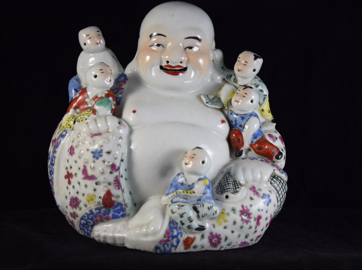 Bouddha  rieur en porcelaine polychrome ,Chine XXème 