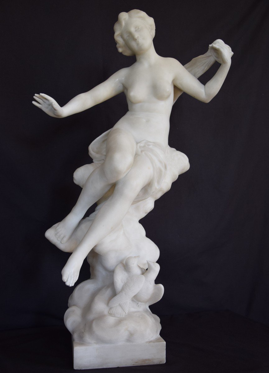 Gustavo Obiols (1858-1910), statue en marbre ,jeune femme  et colombes  h=69 cm