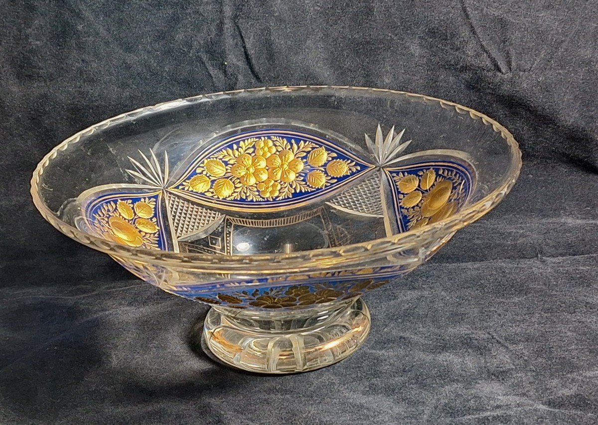 Coupe en cristal moulé et taillé , décor  floral  doré . vers 1900.