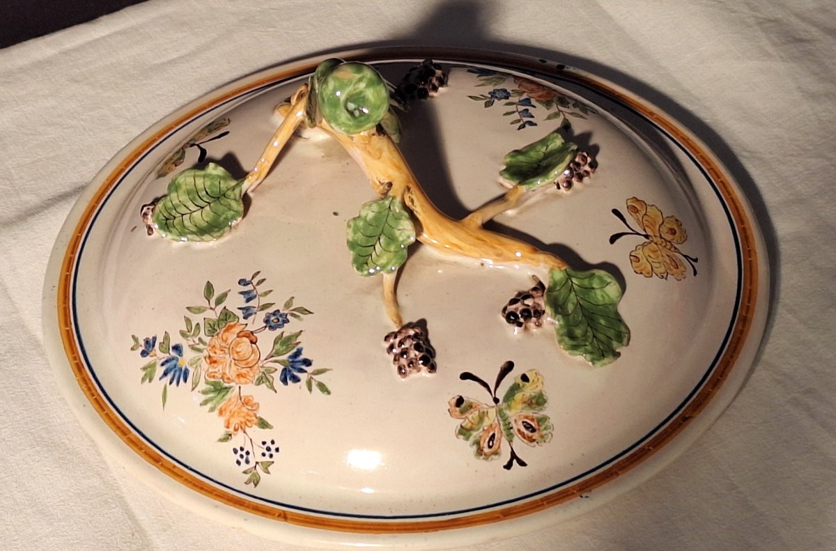 Soupière en faïence  , décor polychrome de fleurs, feuillages et papillons-photo-4