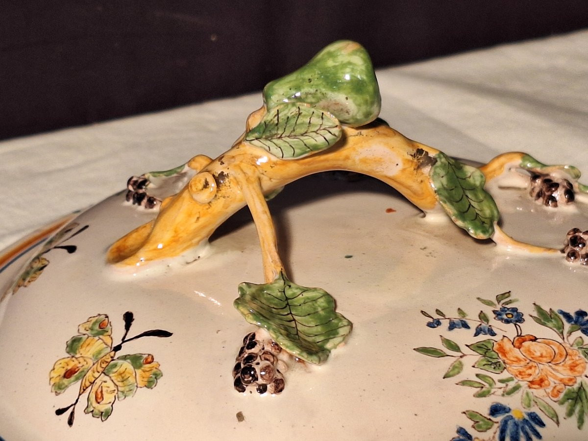 Soupière en faïence  , décor polychrome de fleurs, feuillages et papillons-photo-1