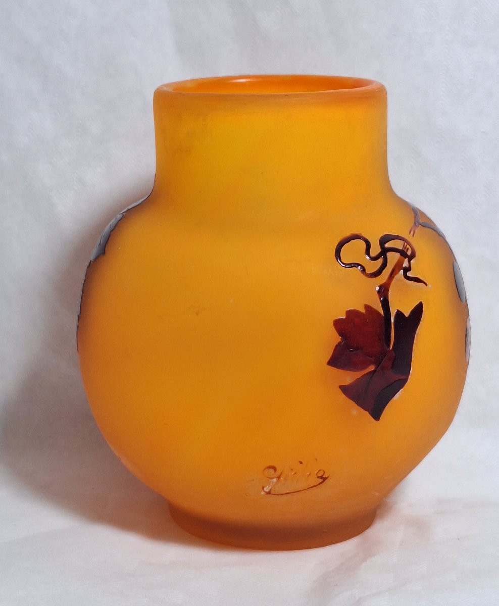 Vase  en verre multicouche dégagé à l'acide , signé Gallé ,Art Nouveau .-photo-1