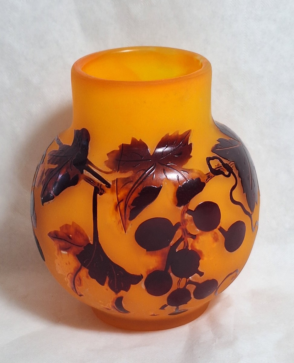Vase  en verre multicouche dégagé à l'acide , signé Gallé ,Art Nouveau .