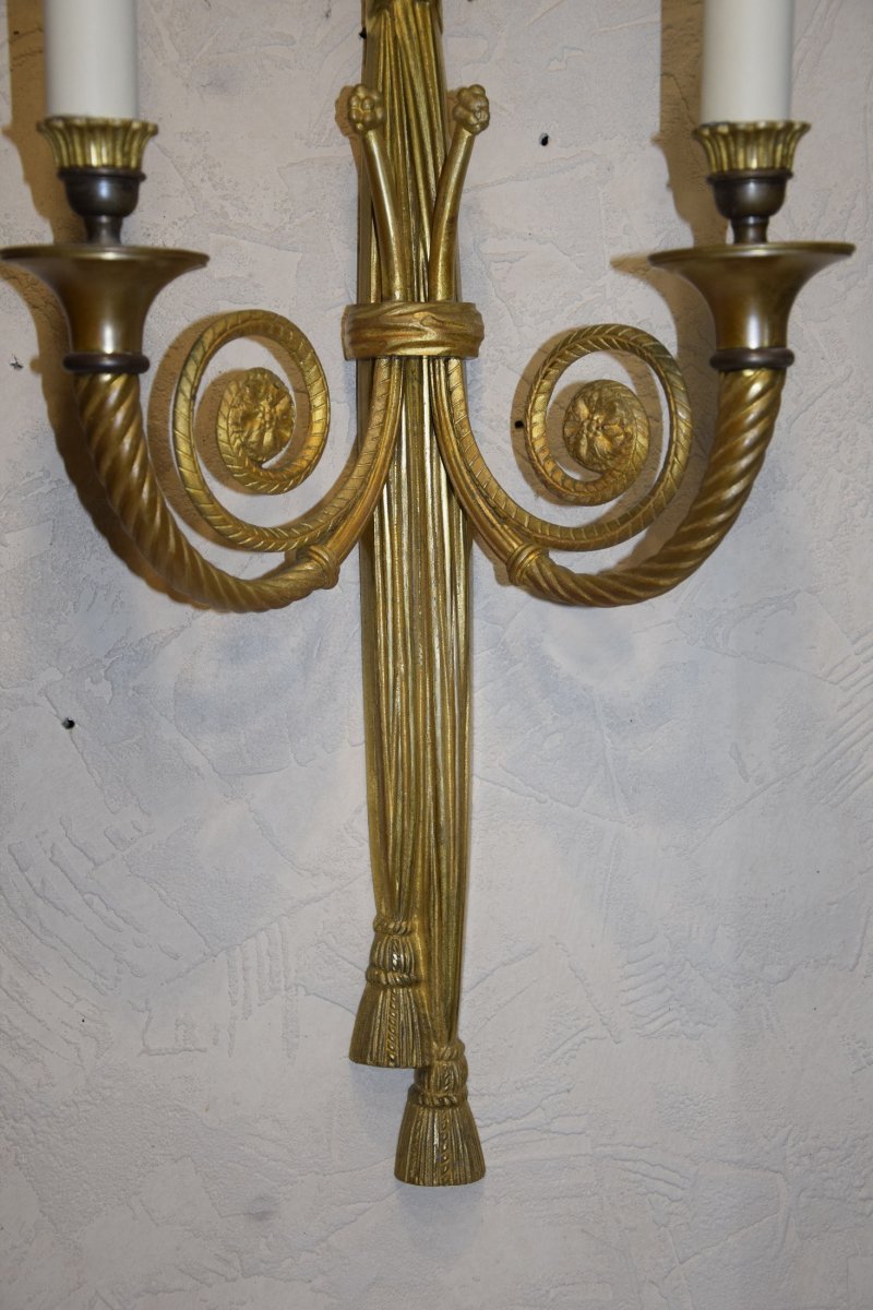 Paire d'appliques  en bronze doré à deux feux , style Louis XVI.-photo-3