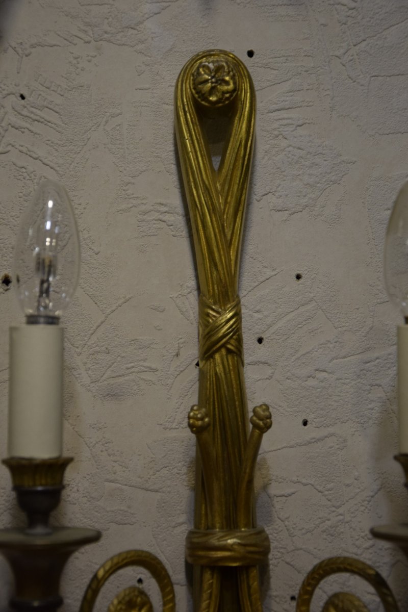 Paire d'appliques  en bronze doré à deux feux , style Louis XVI.-photo-1