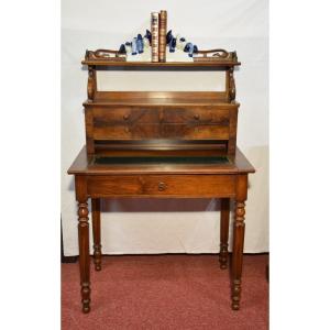 Petit bureau à gradins en noyer et placage de noyer , époque Louis Philippe .