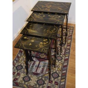 Ensemble de 4 tables gigognes en bois noirci, décor japonisant , fin XIXème 
