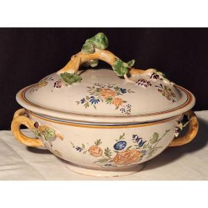 Soupière en faïence  , décor polychrome de fleurs, feuillages et papillons