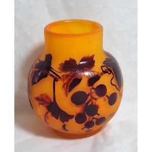 Vase  en verre multicouche dégagé à l'acide , signé Gallé ,Art Nouveau .
