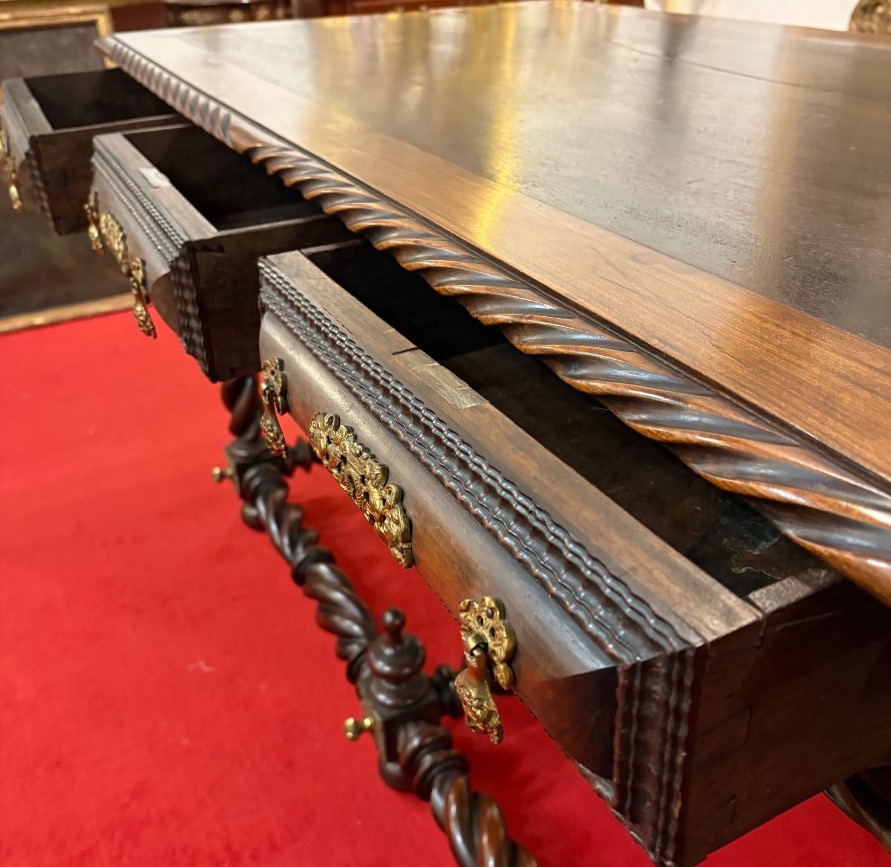 Portuguese Table, 18th Century -photo-4