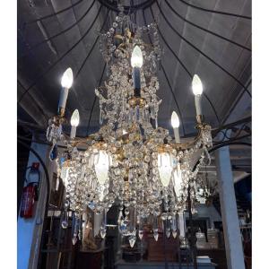 Lustre cage à huit lumières en métal doré et cristal