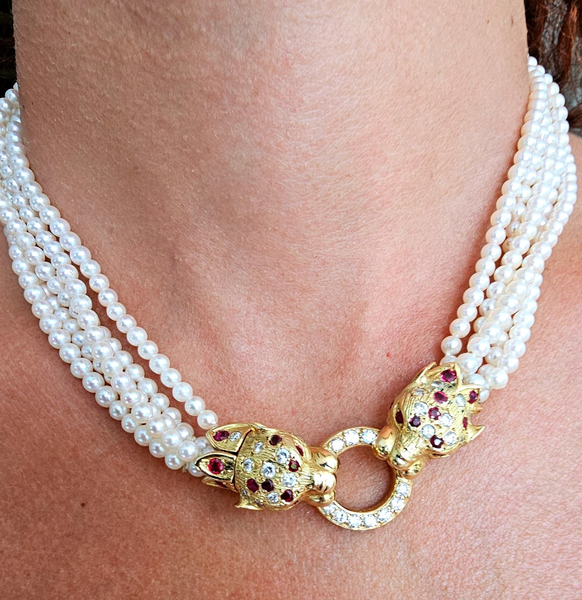 Joli collier a 5 rangs de perles avec fermoir en or rubis et diamants 