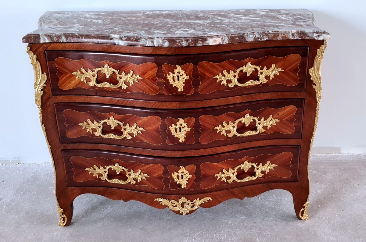 Commode Galbée En Marqueterie Et Bronzes Dorés d'époque Louis XV Vers 1750