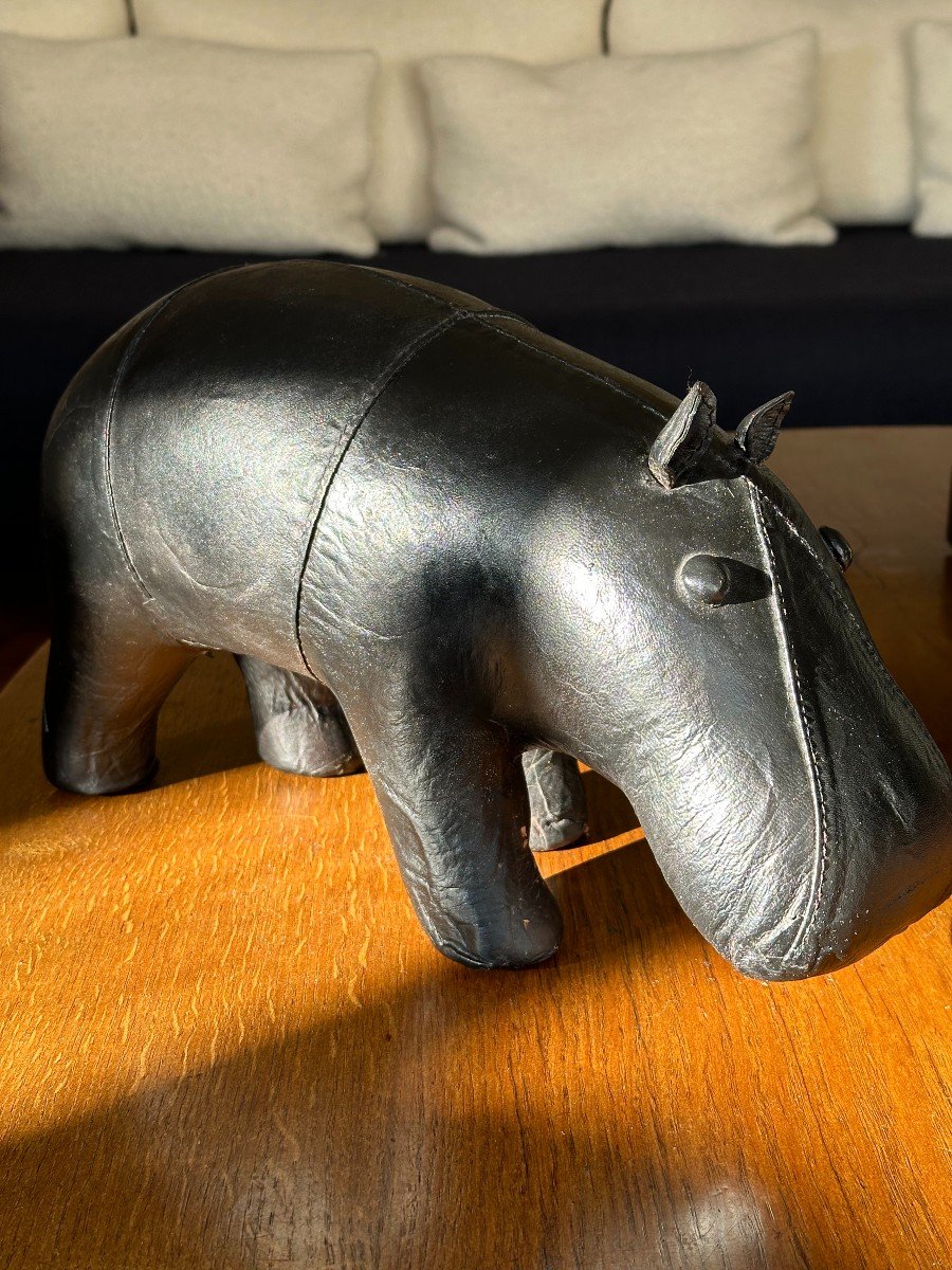 Petit Repose Pieds En Forme d'Hippopotame En Cuir Noir  -photo-3