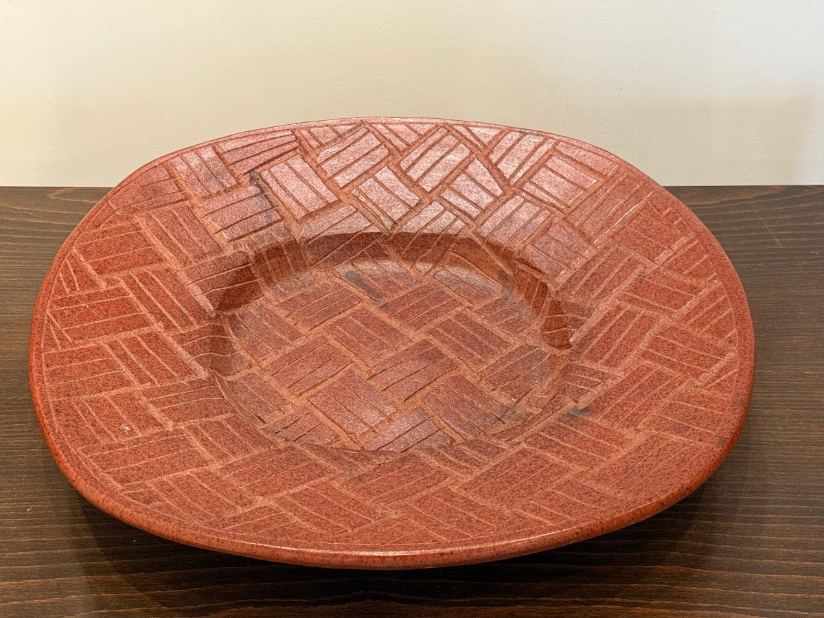 Grand plat ou coupe en terre cuite à décor incisé, signé Mammaro , Italie années 80 