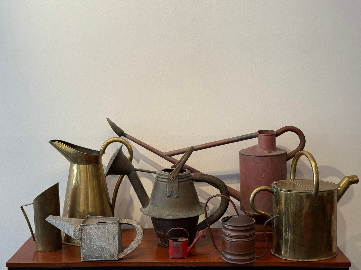 Une collection d'arrosoirs anciens de différentes formes et tailles -photo-2