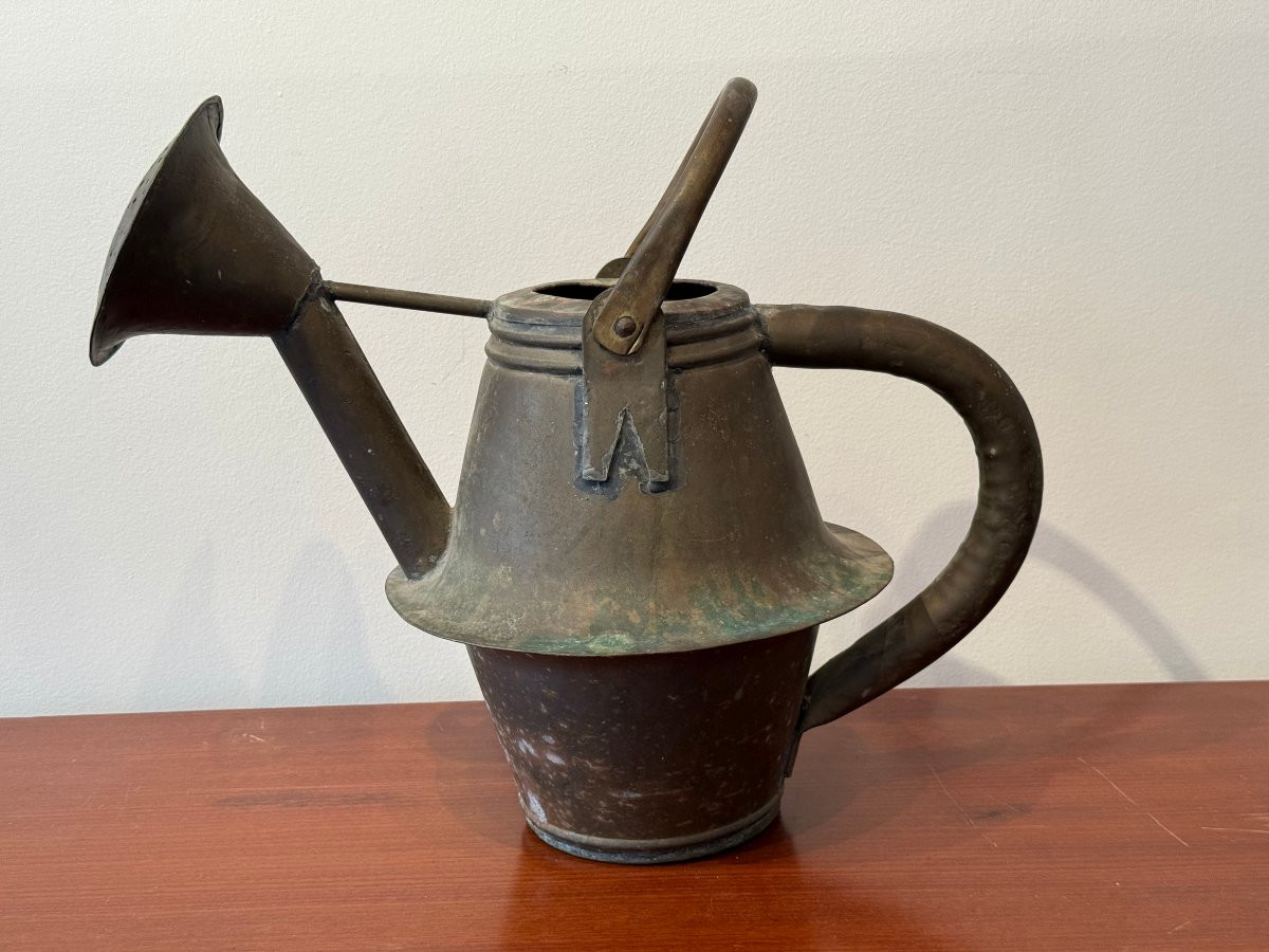 Une collection d'arrosoirs anciens de différentes formes et tailles -photo-4