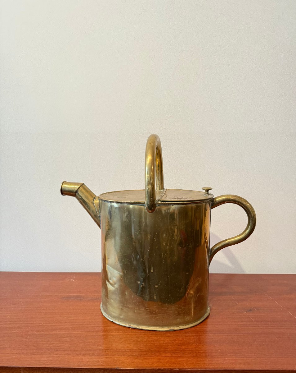 Une collection d'arrosoirs anciens de différentes formes et tailles -photo-1